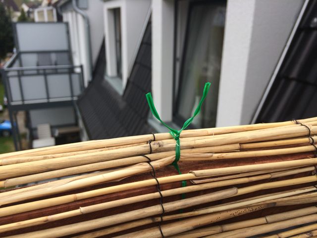 Balkon Bambus Sichtschutz selber bauen und mit Draht befestigt