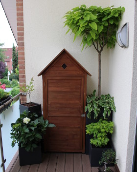Pflanzkübel aus Fiberglas bepflanzt mit Gartenhaus