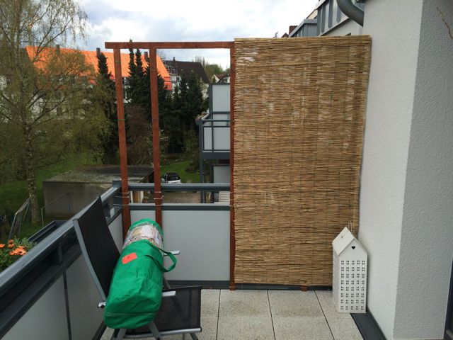 Balkon Bambus Sichtschutz selber bauen - eine Seite fertig
