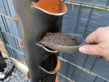 Erdbeerturm selber bauen aus PVC Rohr mit Bewässerungssystem - Bauanleitung Befüllen mit Erde
